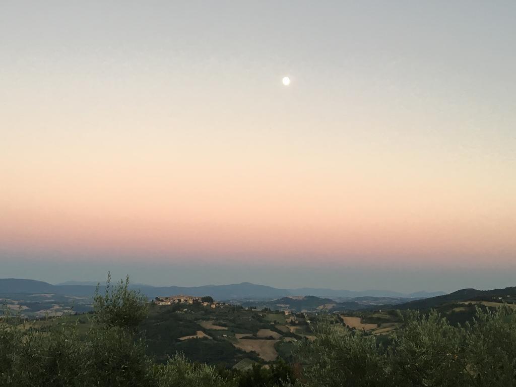 La Luna Di Mezzanotte Fratta Todina Eksteriør billede